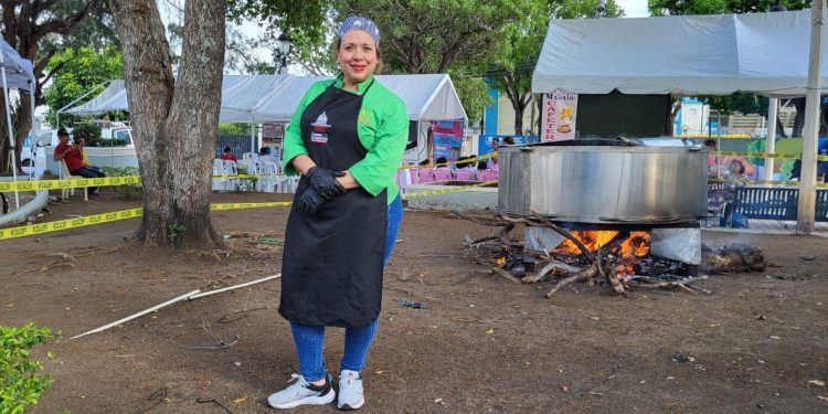 FEDA y chef Solangel Velázquez buscan récord nacional cocinando caldero de arroz para 2 mil personas