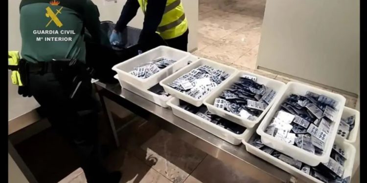 Detienen dominicana con más de 20 mil pastillas de Viagra en un aeropuerto de España