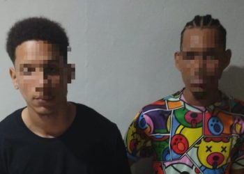 Policía detiene a cinco antisociales, ocupa armas, narcóticos y recupera celulares robados en Villa Mella