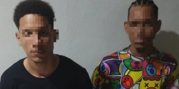 Policía detiene a cinco antisociales, ocupa armas, narcóticos y recupera celulares robados en Villa Mella