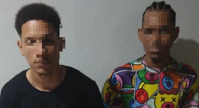 Policía detiene a cinco antisociales, ocupa armas, narcóticos y recupera celulares robados en Villa Mella