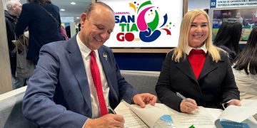 Alcaldía de Santiago y tours operadores firman acuerdo en FITUR para llevar turistas al Carnaval de Santiago