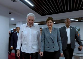 Raquel Peña recibe al presidente Gustavo Petro durante escala en República Dominicana