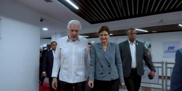 Raquel Peña recibe al presidente Gustavo Petro durante escala en República Dominicana