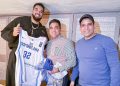 Ministro Kelvin Cruz y la súper estrella de la NBA Karl Anthony Town comparten en New York