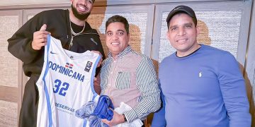 Ministro Kelvin Cruz y la súper estrella de la NBA Karl Anthony Town comparten en New York