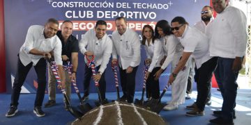 Los ministros Kelvin Cruz y José Paliza dan inicio construcción techados en Puerto Plata