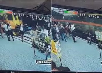 Tren golpea y casi arrolla turista que intentaba tomarse una foto arriesgada