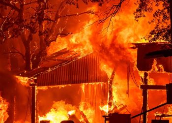 Nuevas evidencias apuntan líneas eléctricas como posible origen del incendio en California