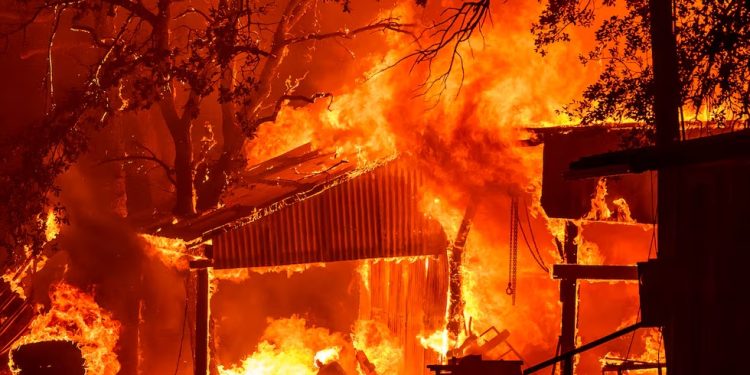 Nuevas evidencias apuntan líneas eléctricas como posible origen del incendio en California