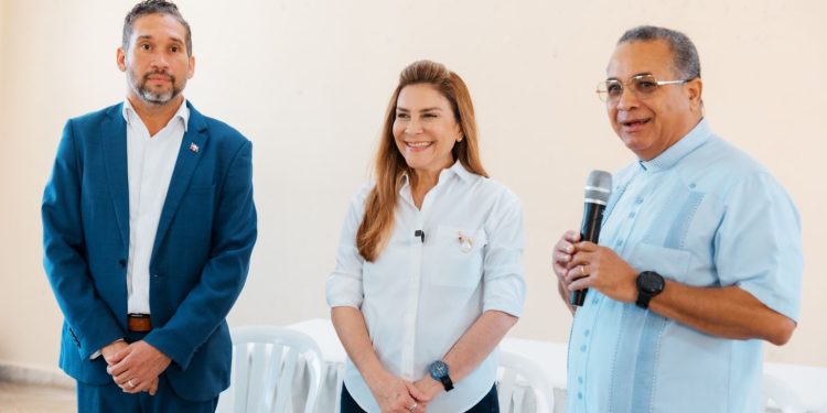 Carolina Mejía conversa con estudiantes de Capotillo sobre responsabilidad ciudadana