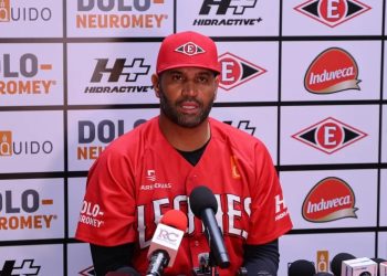 Albert Pujols se defiende tras polémica revisión del bate de Gustavo Núñez
