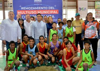 El ministro Kelvin Cruz inicia remodelación del multiuso de Constanza