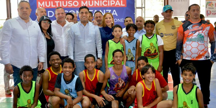 El ministro Kelvin Cruz inicia remodelación del multiuso de Constanza