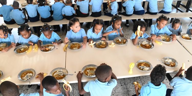 INABIE superará la entrega de 1,000 millones de raciones alimenticias y consolidará la entrega universal de utilería escolar este 2025