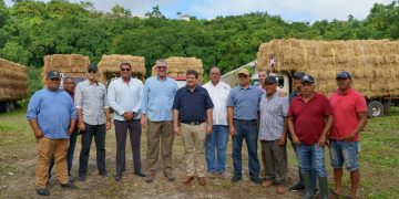 Ganadería refuerza la producción en Cabrera con entrega de equipos y pasto mejorado