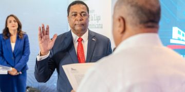 Víctor D´Aza asume nuevo periodo en la Liga Municipal Dominicana