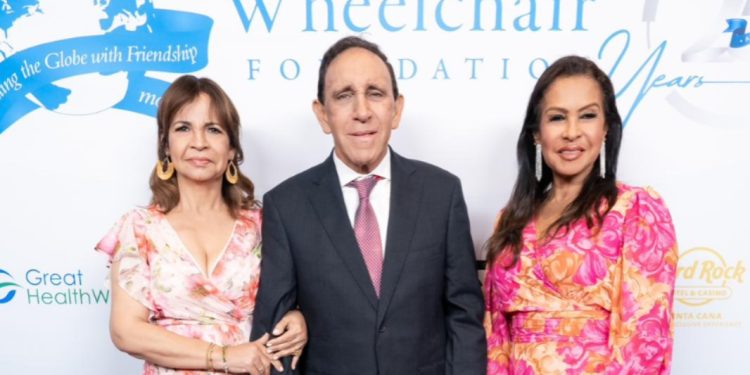 Wheelchair Foundation reconoce en Florida al Dr. Cruz Jiminián; donarán 2,500 sillas de rueda