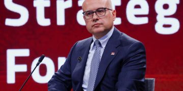 Renuncia primer ministro serbio tras protestas por muerte de 15 personas