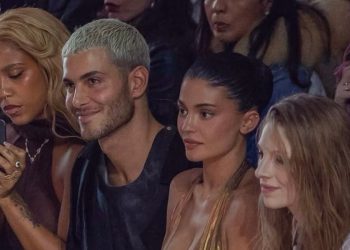 Tokischa y Kylie Jenner juntas disfrutando del desfile de Jean Paul Gaultier en Semana de la Moda en París 2025