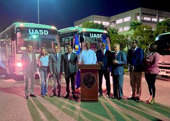 UASD incorpora tres modernos autobuses para los viajes a los recintos, centros y subcentros
