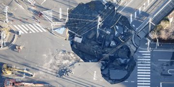 Un hombre sigue atrapado en un gran socavón en Japón tres días después