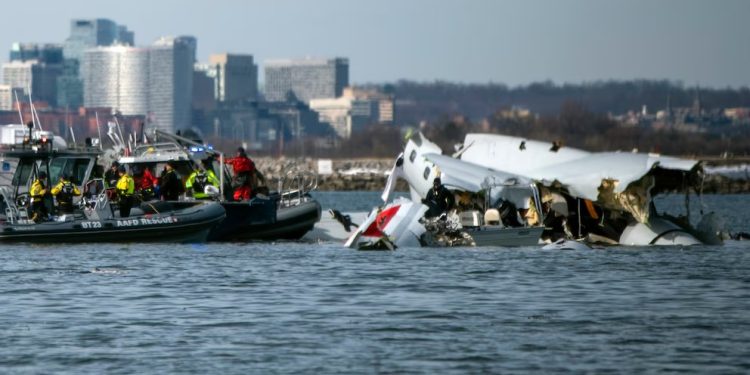 Recuperaron las cajas negras del avión de American Airlines que chocó cerca del aeropuerto Reagan