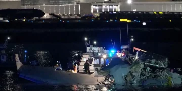 Recuperan una de las cajas negras tras el choque de avión y helicóptero en el río Potomac