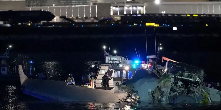 Recuperan una de las cajas negras tras el choque de avión y helicóptero en el río Potomac