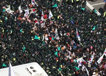 Despliegan 2.700 policías para controlar a seguidores de presidente surcoreano ante intento de arrestarlo
