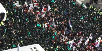 Despliegan 2.700 policías para controlar a seguidores de presidente surcoreano ante intento de arrestarlo