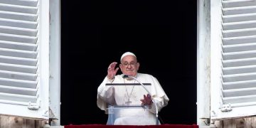 El papa expresa su cercanía a los habitantes de Los Ángeles y reza por ellos