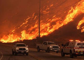 Un nuevo incendio amenaza a Los Ángeles tras días de avances por los devastadores fuegos