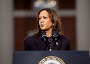 Kamala Harris olvida palabra clave en juramento a la bandera de Estados Unidos