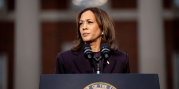 Kamala Harris olvida palabra clave en juramento a la bandera de Estados Unidos
