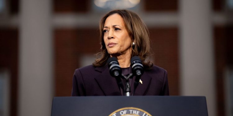 Kamala Harris olvida palabra clave en juramento a la bandera de Estados Unidos