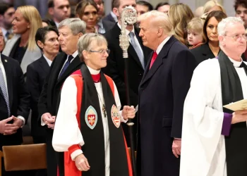 Obispa pide a Trump tener «misericordia» de personas LGBTQ+ y migrantes