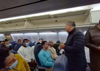 Gustavo Petro recibe a colombianos deportados de EEUU