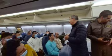Gustavo Petro recibe a colombianos deportados de EEUU