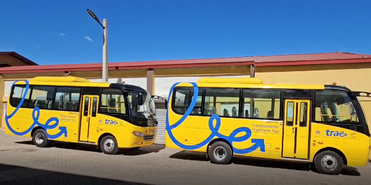 Entregan autobuses escolares en municipio Comendador