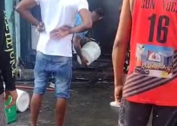 Incendio voraz consume negocio de motores eléctricos en Villa Duarte