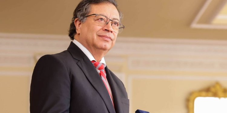 Petro ofrece el avión presidencial para retorno de migrantes de EEUU