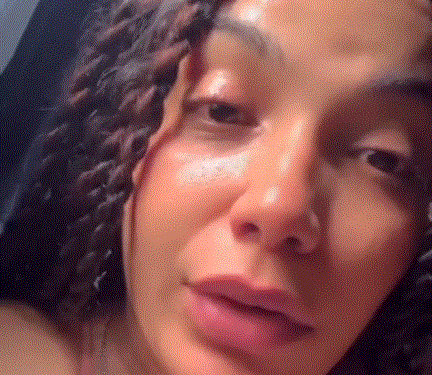Mujer llora tras supuestamente padre de sus hijos haberlos secuestrado