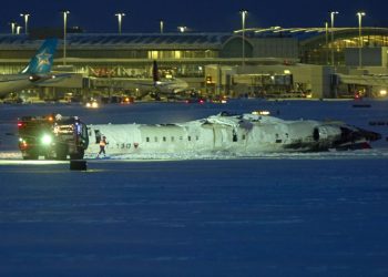 Canadá investiga causas del aparatoso vuelco de avión que dejó al menos 15 heridos