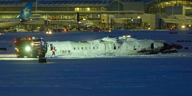 Canadá investiga causas del aparatoso vuelco de avión que dejó al menos 15 heridos