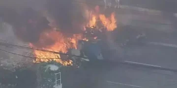 Tragedia en Brasil: dos muertos al estrellarse una avioneta contra un colectivo en una avenida de San Pablo