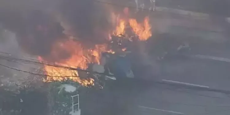 Tragedia en Brasil: dos muertos al estrellarse una avioneta contra un colectivo en una avenida de San Pablo