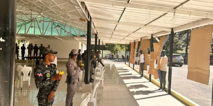 PN capacita a 253 agentes de la provincia La Vega en el uso de la pistola TASER 7