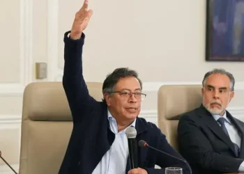 Petro pide la renuncia a ministros y jefes de departamentos administrativos