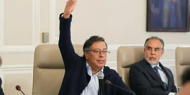 Petro pide la renuncia a ministros y jefes de departamentos administrativos